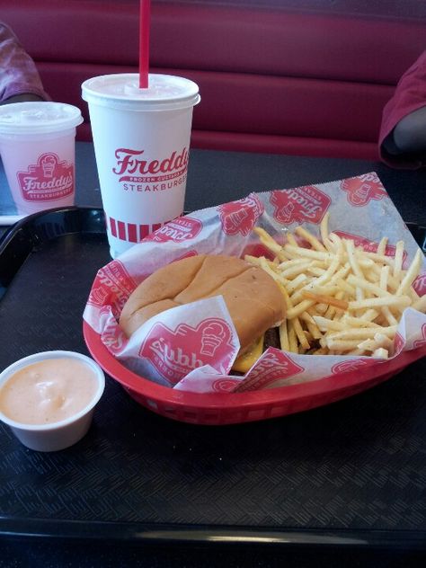 Freddy's Steakburger Freddys Steakburgers, Food Cravings, Meghan Markle, Meal Prep, Snack Recipes, Yummy Food, Snacks, Restaurant, Technology