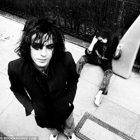 Weird bit of trivia I just found out: Syd Barrett, founding father of Pink Floyd (and vastly underrated solo artist IMHO) actually holds the distinction of being one of the first people in popular music to write a trans-themed song, Pink Floyd's "Arnold Layne."🤘🇬🇧🎫🌈 #sydbarret #pinkfloyd #rogerwaters #davegilmour #davidgilmour #arnoldlayne #swinginglondon #swinginsixties #psychedelic #psychedelicrock #1960s #60s #transgender #transgenderhistory #transhistory #transmusic #lgbtq #lgbtqia Pink Floyd Art, Syd Barrett, Richard Williams, Rock Photography, The Yardbirds, Roger Waters, David Gilmour, I'm With The Band, Rock Legends