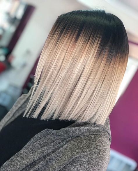 Dark shadowed root with light ends 🖤🖤 #hairstylist #blondehair #bluntbob #blonde #haircolor #hair #shadowedroot #davines #davinescolor… Blonde Black Tips Hair, Ombre Blonde Hair Dark Roots, Root Melt Blonde Short, Blonde Highlights With Dark Roots, Shadow Root Brown To Blonde, Balayage Brunette Blonde, Dark Roots Light Ends, Black Roots Blonde Hair, Balayage Brunette Short