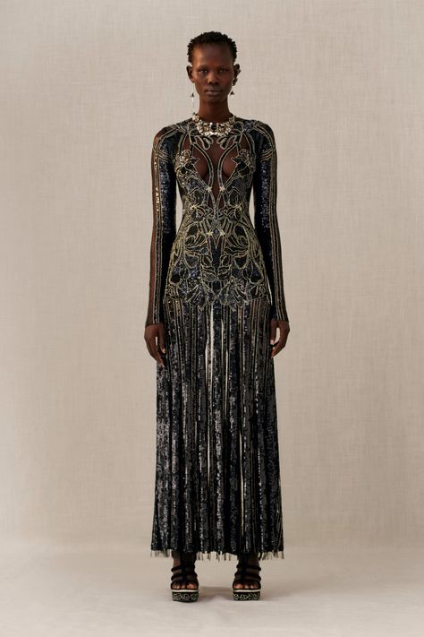 Alexander Mcqueen Fashion, Mcqueen Fashion, Fashion 2018, Fashion Seasons, Fashion Show Collection, Large Fashion, Pre Fall, Pretty Dresses, Runway Fashion