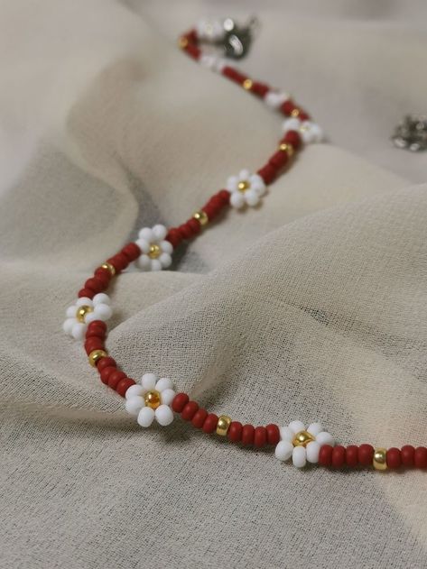 Choker Beads Ideas, Goth Beaded Jewelry, Bead Jewellery Making Ideas, Bracelets Diy Beads, Flower Beads Necklace, Beaded Daisy Necklace, Flower Bead Necklace, Beaded Flower Necklace, Beaded Pearl Necklace