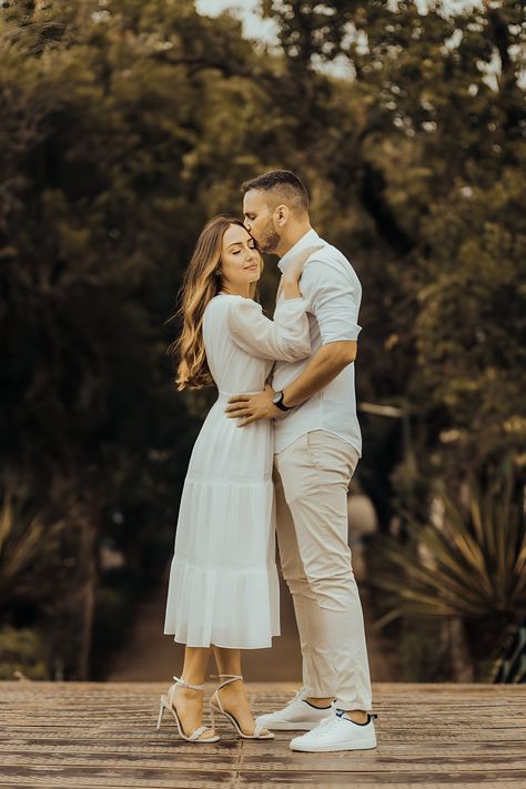 Pre Wedding Photoshoot Beach, Pre Wedding Photoshoot Props, Wedding Fotos, Pre Wedding Photoshoot Outfit, Wedding Photoshoot Props, Pre Wedding Shoot Ideas, Pre Wedding Photoshoot Outdoor, Engagement Pictures Poses, Wedding Photoshoot Poses