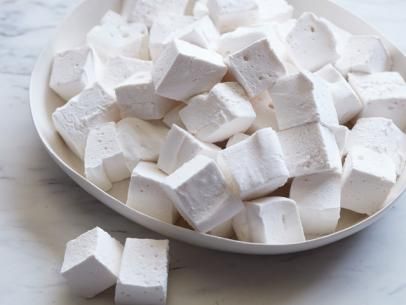 Make Marshmallows, Sugar Free Marshmallows, Homemade Marshmallow Recipe, Marshmallow Recipe, How To Make Marshmallows, Ina Garten Recipes, Clam Recipes, Recipes With Marshmallows, Unflavored Gelatin