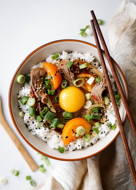 Beef Rice Bowl Recipe, Beef Rice Bowls, Japanese Food Photography, Asian Food Photography, Japanese Rice Bowl, Fried Tomatoes, Beef Rice, Rice Bowls Recipes, Food Photoshoot