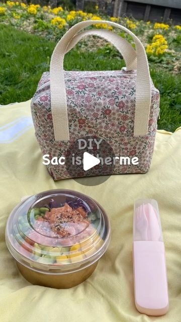 Frup’s on Instagram: "Mon premier DIY !!!  Le sac isotherme est inspiré de @lemondedemeloucouture si vous voulez le tuto en entier il est sûr sa chaîne YouTube   #coudre #cousette #cousumain #couture #coutureaddict #diy #diycouture #faitmain #passioncouture #tissu #jecoudsmagarderobe #jeportecequejecouds #jpeuxpasjaicouture #apprendreacoudre #blogcouture #couturedebutant #faitparmesdixdoigts #instacouture #japprendsacoudre #coursdecouture #surjeteuse #liberty #libertyaddict #tissuaddict #sacisotherme #tissufleuri" Couture Techniques, Sac Lunch, Couture Sewing, Diy Couture, Lunch Bag, Lunch Box, Couture, Sewing, On Instagram