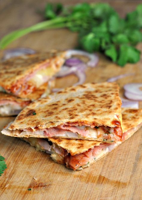 Hawaiian Pizza Quesadillas recipe Quesadilla Maker Recipes, Pizza Quesadillas, Quesadilla Recipes Easy, Quesadilla Recipes, Pub Food, Hawaiian Food, Wrap Sandwiches, Quesadillas, Sandwich Recipes