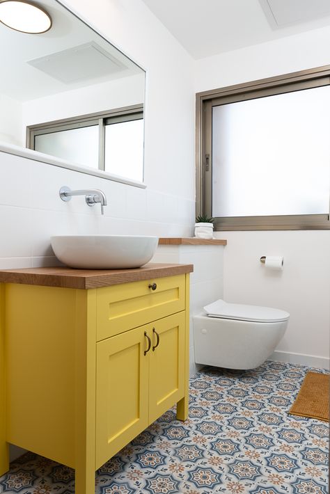 I designed a small and comfotable Yellow cupboard in this colorful bathroom Yellow Cabinets Bathroom, Small Bathroom Colourful, Small Colourful Bathroom Ideas, Yellow Bathroom Cabinets, Yellow Small Bathroom, Mustard Bathroom Decor, Blue And Yellow Bathroom Ideas, Color Small Bathroom, Mustard Yellow Bathroom Ideas