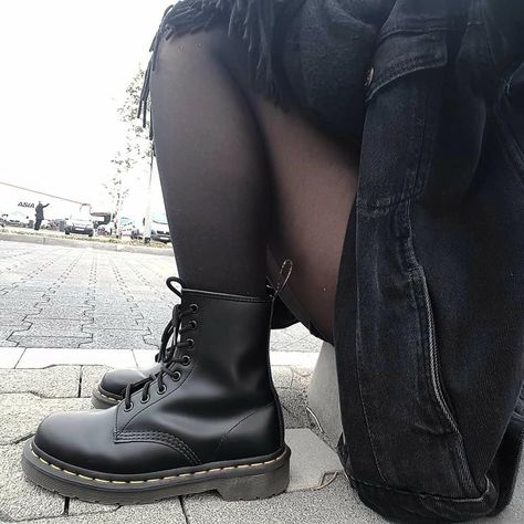 Grunge Tumblr, Doc Martens Boots, Black Iris, The 1975, Foto Ideas Instagram, Alexa Chung, Soft Grunge, Grunge Style, Aesthetic Grunge