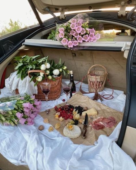 Picnic Inspiration, Shotting Photo, Spring Awakening, Picnic Date, Perfect Picnic, All I Ever Wanted, Picnic Party, Spring Aesthetic, Beach Picnic