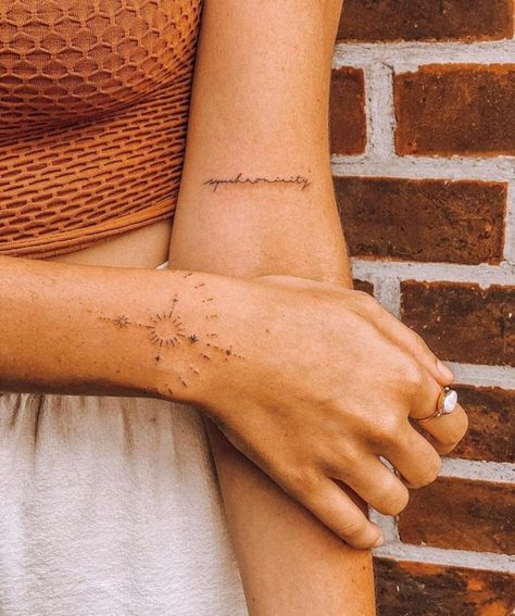 kleine tattoos handgelenk süße minimalistische tattoos frau im weißen rock und ocker top Instagram Tattoos, Monster Tattoo, Unalome Tattoo, Handpoke Tattoo, Inspiration Tattoos, Instagram Tattoo, Dainty Tattoos, Little Tattoos, Simplistic Tattoos