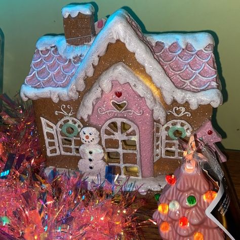 Cottage Lights, Pink Gingerbread House, Cardboard Gingerbread House, Easy Diy Christmas Decorations, Gingerbread House Ideas, Gingerbread House Recipe, Gingerbread Cottage, Cool Gingerbread Houses, Pink Gingerbread