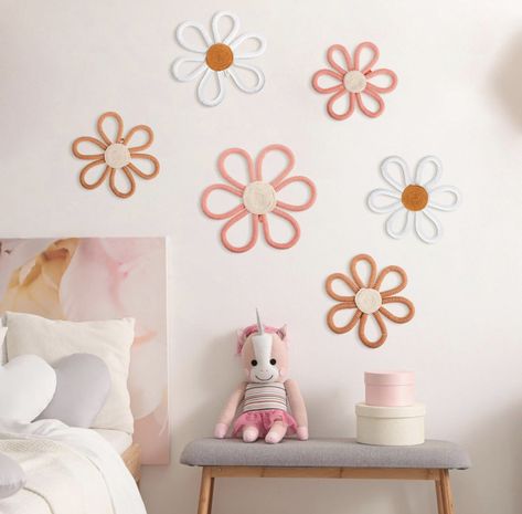 Nursery Ideas Flowers, Flower Power Nursery, Girls Daisy Bedroom, Daisy Nursery Decor, Daisy Themed Nursery, Daisy Nursery Theme, Forever Honey, Daisy Wall Decor, Boho Kids Bedroom