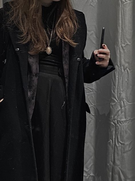 Ravencore Aesthetic Outfit, Dark Atheistic Outfit, Goth Acedamia Aesthetic, Gothic Acedamia Fashion, Gothic Academia Aesthetic Outfits, Alt Academia Outfits, Neogothic Aesthetic, Gothic Dark Academia Outfit, Aesthetic Dark Outfits