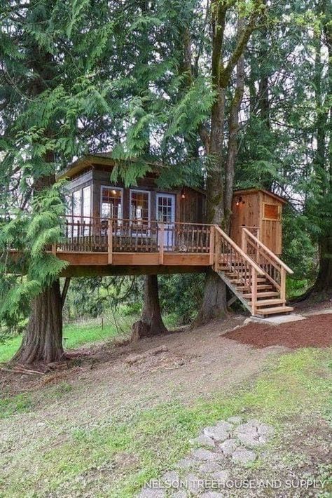 Shera Art, Lavish House, Houses Inside, Beautiful Tree Houses, Treehouse Masters, Tree House Plans, Tree House Diy, Cool Tree Houses, Tree House Designs