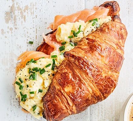 Brunch Salmon, Salmon Recipes Easy, Recipe Smoked Salmon, Croissants Recipe, Smoked Salmon Breakfast, Cheesy Scrambled Eggs, Salmon Breakfast, Smoked Salmon Recipes, Croissant Recipe