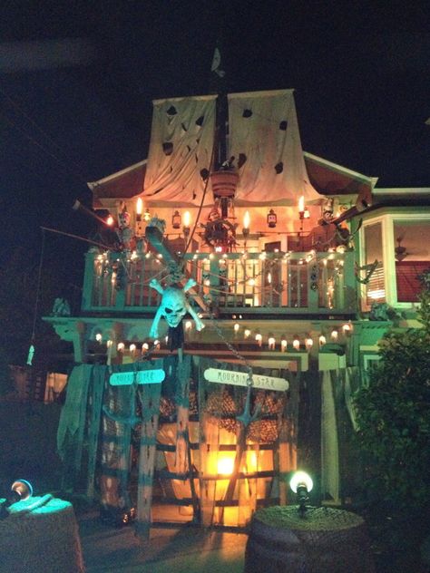 Tammy you should have the Halloween party this year, you have the place for this one Haunted Pirate Ship, Birthday Appetizers, Pirate Halloween Decorations, Adult Halloween Party Decorations, Pirate Halloween Party, Pirate Props, Diy Pirate, Pirate Decor, Pirate Halloween