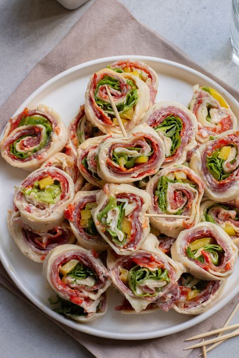 Classic Italian pinwheels are tortilla rolls filled with a creamy spread and Italian inspired meats, cheeses, and veggies. Prosciutto Roll Ups, Lunch Meat Roll Ups, Pinwheels Sandwiches, Italian Pinwheel, Easy Pinwheel Recipes, Fancy Apps, Italian Pinwheels, Pinwheel Recipe, Easy School Lunch Ideas