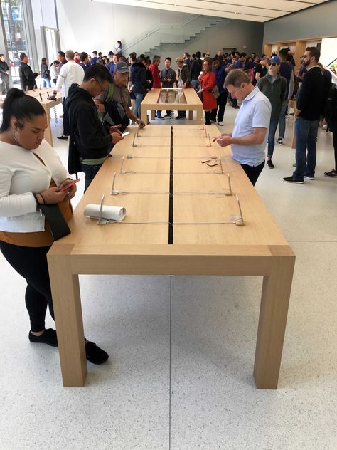 Apple_Store_Union_Square_lines_1 – 1 Commercial Interior Design Retail, Apple Store Interior, Apple Store Design, Ipad Display, Apple Table, Mobile Shop Design, Architect Office, Living Green Wall, Showroom Ideas