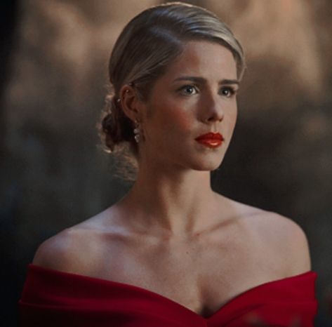 Felicity Smoak, Emily Bett Rickards, Oliver Queen, Green Arrow, Badass Women, Supergirl, Tv Series, Movie Tv, Hair