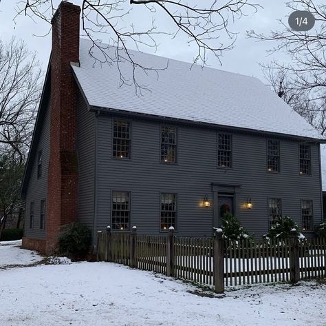 New England Colonial House, Salt Box House, Colonial House Exteriors, Black Houses, Saltbox Houses, Colonial Homes, England Homes, Colonial Style Homes, Primitive Homes