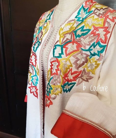 Caftan Simple, Bead Embroidery Tutorial, Mode Abaya, Moroccan Dress, Sleeves Designs For Dresses, Latest African Fashion Dresses, Embroidery Suits, Designs For Dresses, Silk Embroidery