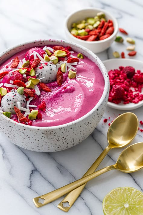 Dragonfruit Smoothie Bowl, Colorful Smoothies, Pink Smoothie Bowl, Berries Smoothie, Fruit And Honey, Dried Goji Berries, Pink Smoothie, Dragon Fruit Smoothie, Juice Smoothies Recipes