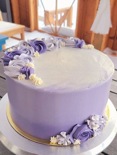 White Cake With Purple Flowers, Violet Birthday Cake, Purple Floral Cake, Buttercream Tips, Floral Cake Ideas, Pasteles Aesthetic, Floral Cake Birthday, Girly Birthday Cakes, Violet Cakes