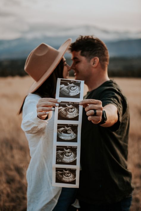 Maternity Pictures Announcement, Baby Reveal Ideas Photoshoot, Gender Reveal Poses Picture Ideas, Maternity Poses With Ultrasound, Announcing Pregnancy Picture Ideas, Baby Reveal Picture Ideas, First Ultrasound Picture Ideas, Couple Announcement Photos, Baby Announcement Photoshoot Christmas