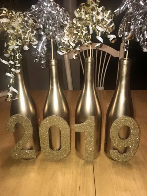 Diy Nye, Wine Bottle Craft, New Years Eve Party Ideas, Diy Wine Bottle, Nye Decorations, New Year Diy, Black And Gold Balloons, Dollar Store Christmas Crafts, New Year Table