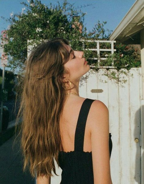 Hair inspiration Credits to Ig: maralafontan Mara Lafontan Style, Parisian Hair, Parisian Beauty, Haircuts For Long Hair With Layers, Icons Girls, Parisian Vibes, Haircut Inspiration, Goth Beauty, Haircuts For Long Hair