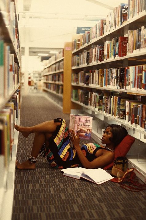 Tech Job Aesthetic Black Women, Black Female Artist Aesthetic, Black Women Writers, Black Women Filmmakers, Black Reading Aesthetic, Black Writer Aesthetic, Black Girls Reading Aesthetic, Black Author Aesthetic, Library Pics Photo Ideas