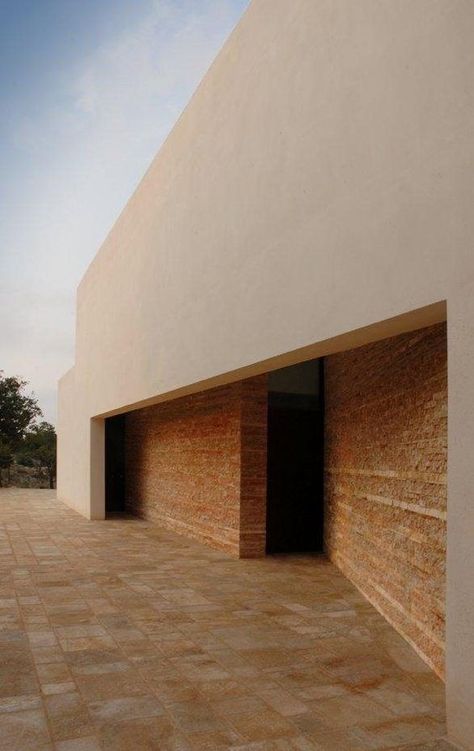 Rammed Earth Homes, Rammed Earth, Brick Architecture, Earth Homes, Entrance Design, Puglia Italy, Brick Walls, Unique Houses, Minimalist Architecture