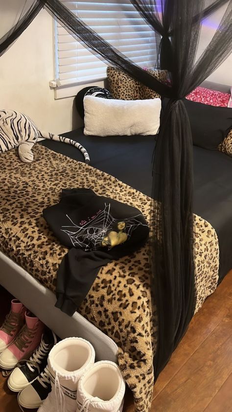 Black And Leopard Bedroom, Simple Y2k Room, Cheetah Print Room Ideas, Trashy Room, Leopard Print Room, Leopard Print Bedroom, Leopard Room, 2000s Bedroom, Luxury Dorm Room