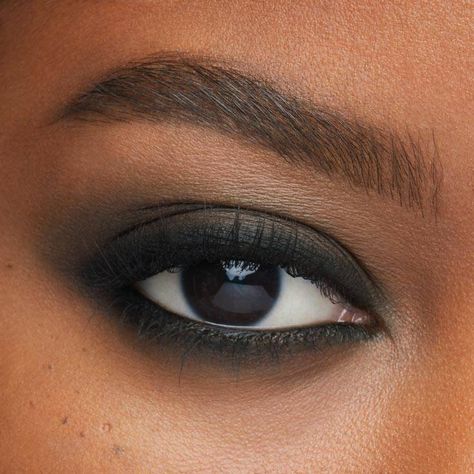 Smudged Eyeliner, Eyeliner Techniques, Maybelline Tattoo, Pencil Eye, Smokey Eyeliner, Black Smokey, Brown Eyeliner, Black Eyeshadow, Fashion And Beauty Tips