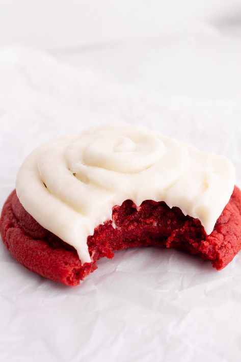 Single Serve Crumbl Cookie, Single Serve Cookie Recipe, Single Serving Desserts, Red Velvet Cookies Recipe, Dough Desserts, Single Serve Cookie, Cookie Dough Desserts, Red Velvet Cookie Recipe, Smooth Icing