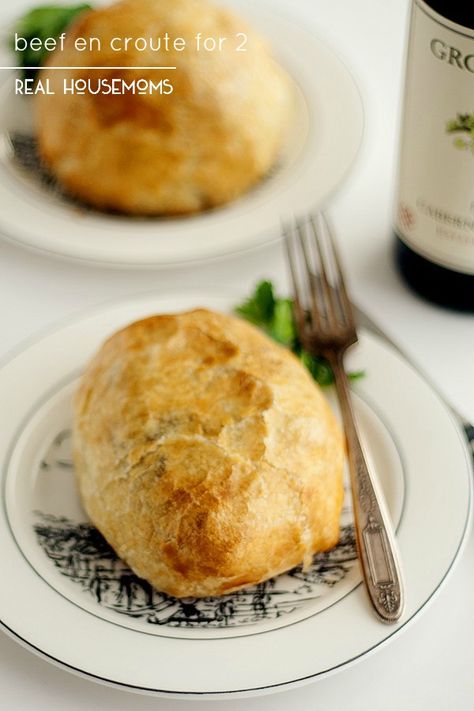 Beef en Croute for 2 - Real Housemoms... I'd probably double - or triple! lol - this recipe and make single servings to freeze! I ain't the Freezer Queen for noth'n! ; ) French Theme, Soul Food Dinner, Romantic Meals, Venison Recipes, Date Night In, Beef Dishes, Single Serve, Serving Food, Puff Pastry