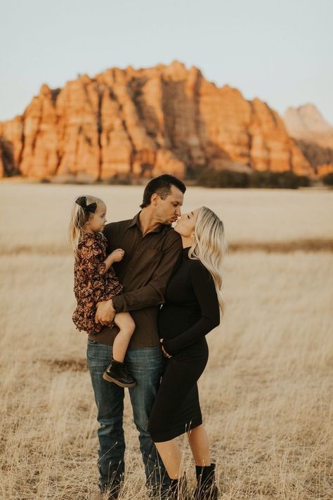 Dessert Family Photo Shoot, Desert Christmas Photo Shoot, Family Christmas Pictures Desert, Red Rock Family Pictures, Red Rock Family Photos, Sedona Pictures, Desert Family Photoshoot, Grand Canyon Family Photo, Red Rock Canyon Family Photoshoot