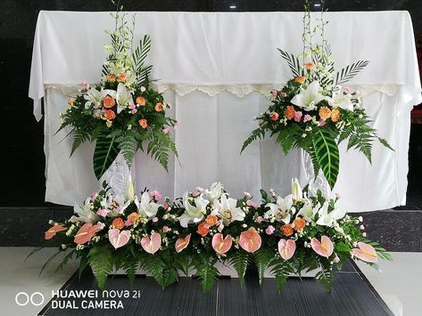 Alter Decorations Church Altars, Flores Do Altar, Floral Chandelier Wedding, Foliage Arrangements, Wedding Church Decor, Wedding Alters, Altar Arrangement, Altar Flowers, Large Flower Arrangements