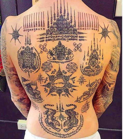 School Tattoo Ideas, Muay Thai Tattoo, Yantra Tattoo, Khmer Tattoo, Buddhist Tattoo, Thailand Tattoo, Bamboo Tattoo, Sak Yant Tattoo, Cross Tattoos