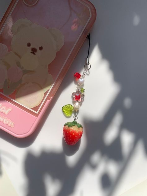 Phone Charm Strawberry, Phone Charm On Phone, Keychain Beads Ideas, Phone Charm Ideas, Aesthetic Phone Charms, Phone Charms Aesthetic, Strawberry Accessories, Cute Phone Charms, Strawberry Phone Case