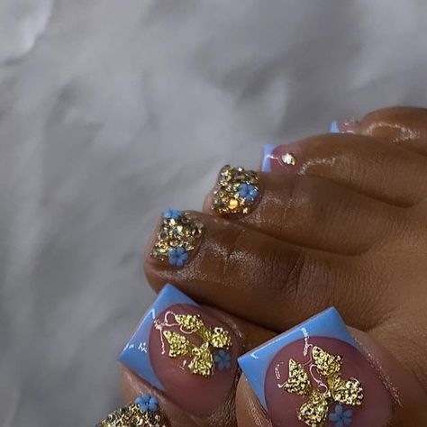 LMA.Nails💘 on Instagram: "Blue & Gold 🤩💙✨👣 Eatssss  . .Follow @lma.nails For More 💖 .Currently Out Of Toe Rings 🥲 Restock Coming Soon 🫶🏽 . .2 Month Old Fill 😮‍💨🔥 . .Recreation From  @xle.nails 💅🏽✨ . . 🗓📍May Is Posted DM To Book📍 🗓 . . . . .  #acrylictoes #toebbl #bluefrenchie #toeslovers #prettyfeetgang #jacksonvillenailtech #duvalnailtech #floridanailtech #orlandonailtech #atlantanailtech #tampanailtech #daytonanailtech" Blue Quinceanera Nails, Blue Toes Nails, Gold And Blue Nails, Blue And Gold Nails, Gold Toe Nails, Blue Gold Nails, Grad Hairstyles, French Tip Toes, French Pedicure Designs