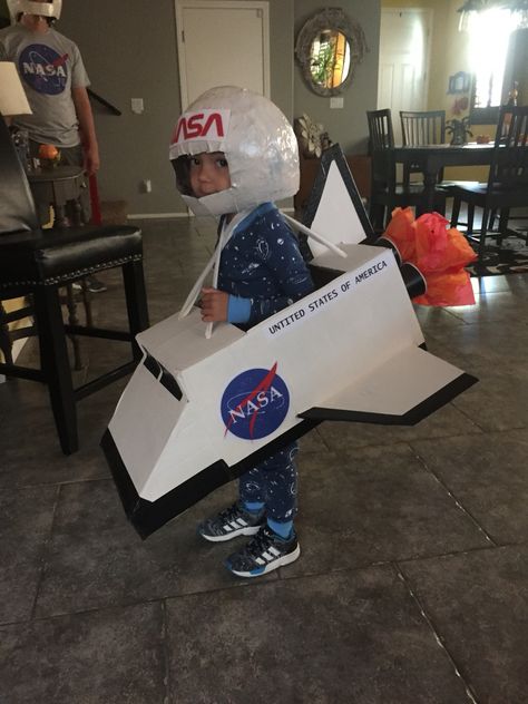 Space shuttle/rocket ship Halloween costume. Ship Costume Diy, Rocket Ship Costume Diy, Rocket Ship Costume, Diy Funny Halloween Costumes, Diy Astronaut Costume, Rocket Costume, Cardboard Rocket, Recycled Costumes, Space Costumes