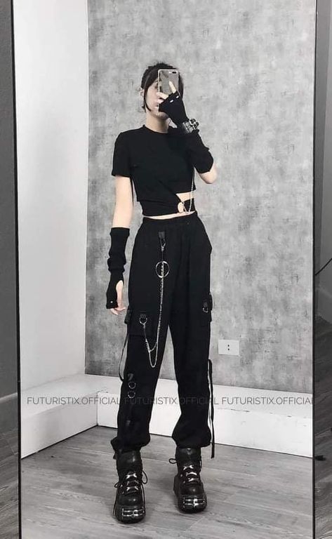 Techno Black Outfit, Mafia Girls Aesthetic Outfit, Kpop Techwear, Mafia Girls Outfit, Mafia Queen Outfit, Mafia Girl Outfits, Tomboyish Outfits, Techno Outfit, Queen Outfits