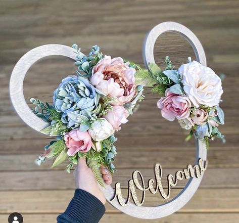 Disney Engagement Party Ideas, Mickey Mouse Bridal Shower Ideas, Disney Wedding Ideas Subtle, Disney Wedding Decor, Disney Crafts For Adults, Disney Themed Bridal Shower, Disney Bachelorette Parties, Mickey Mouse Wreath, Disney Wreath