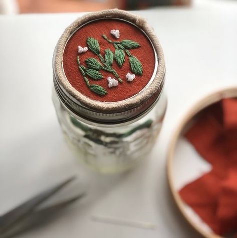 Jar Embroidery, Embroidered Crafts, Diy Mason Jar Crafts, Embroidery Patterns Ideas, Personalized Mason Jars, Mason Jar Lid, Diy Mason Jar, Mason Jar Crafts Diy, Hand Embroidery Tutorial