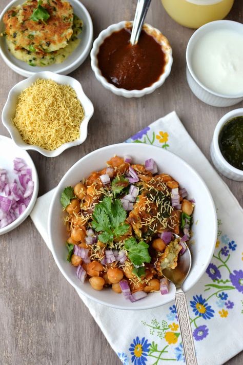 Chole-Aloo Tikki Chaat (Chickpea & Potato Pattie Chaat) Office Potluck Recipes, Ragda Patties Recipe, Ragda Patties, Starter Dishes, Indian Recipes Authentic, Potato Patties, Bengali Food, Chaat Recipe, Popular Snacks