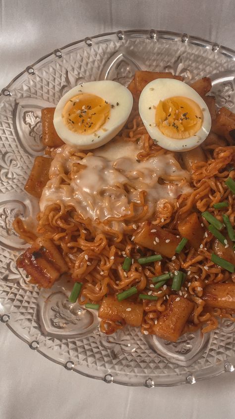 rabokki Ramen At Home Aesthetic, Spicy Ramen Noodles Aesthetic, Korean Food Aethstetic Ramen, Samyang Ramen Aesthetic, Buldak Ramen Aesthetic, Korean Ramen Aesthetic, Kimchi Aesthetic, Ramen Homemade, Ramen Aesthetics