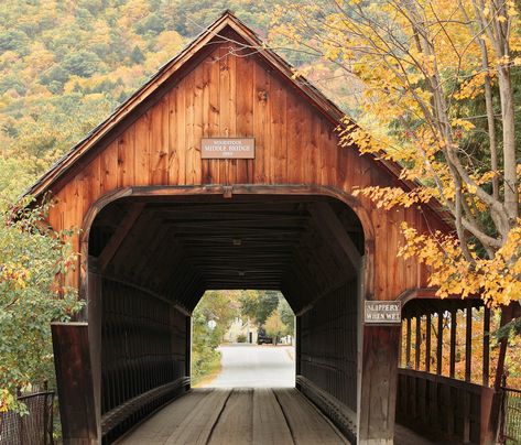 13 Best Places To Stay In Vermont In The Fall + Cozy Inn Recommendations (2023) - New England Wanderlust Cozy Inn, Old Bridges, Vermont Fall, Covered Bridge, Country Scenes, Mountain Town, Old Barns, Covered Bridges, Country Living