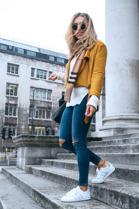 Ripped Jamie Jeans & A Mustard Suede Jacket! | Emtalks | Beauty, Fashion, Lifestyle and Travel blog.: Ripped Jamie Jeans & A Mustard Suede Jacket! Sneakers Cute, Style Casual Chic, Yellow Jacket, Chic Sweaters, Fashion Mode, Outfits Casuales, Outfits For Teens, Ripped Jeans, Look Fashion