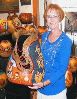 Carving Gourds, Gourd Baskets, Pineneedle Crafts, Native American Art Projects, Gourds Diy, Types Of Pencils, Gorgeous Gourds, Gourd Crafts, Decorative Gourds